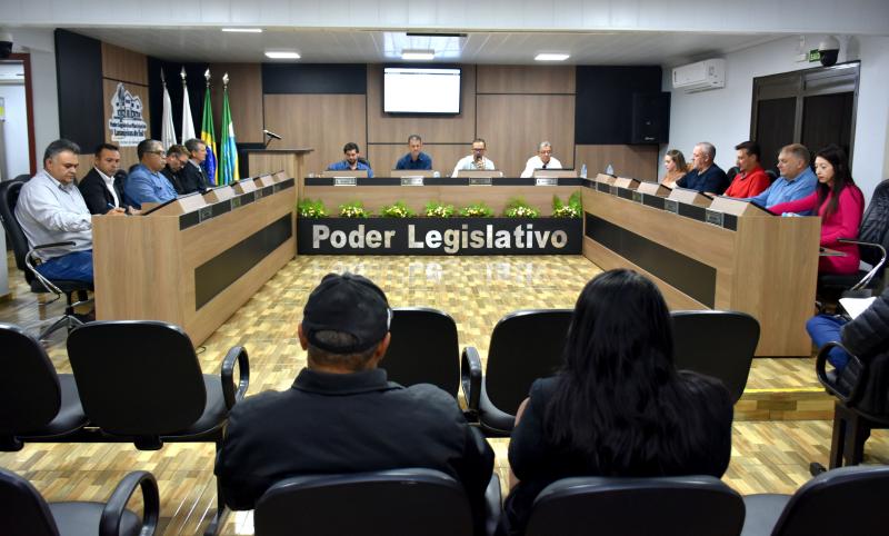 Câmara aprova projetos cruciais e homenageia policiais da ROTAM em noite de plenário cheio
